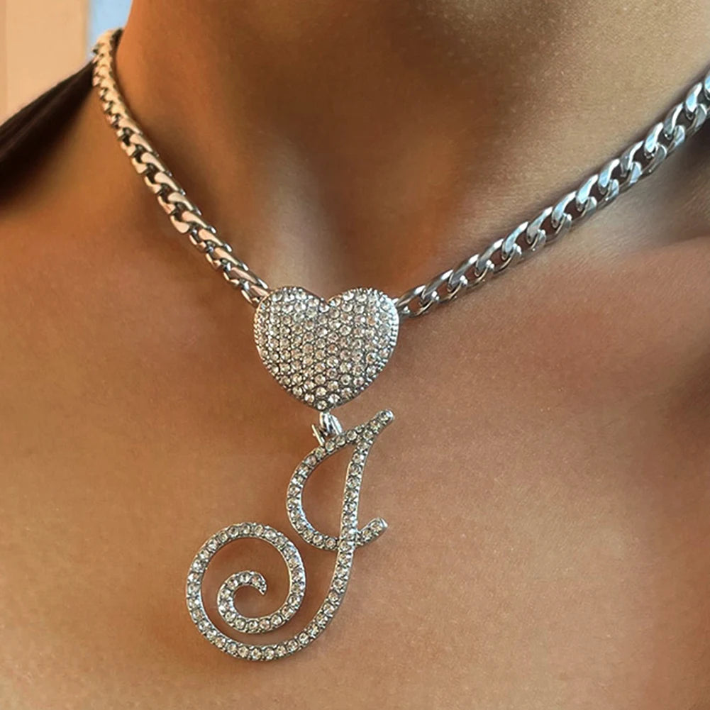 Collier Hip-Hop Bling avec pendentif cœur et lettre cursive A à Z en cristaux

Collier pour femme et homme avec initiale personnalisée, pendentif en forme de cœur serti de cristaux CZ (oxyde de zirconium) et chaîne cubaine (Cuban Link). Bijou tendance au