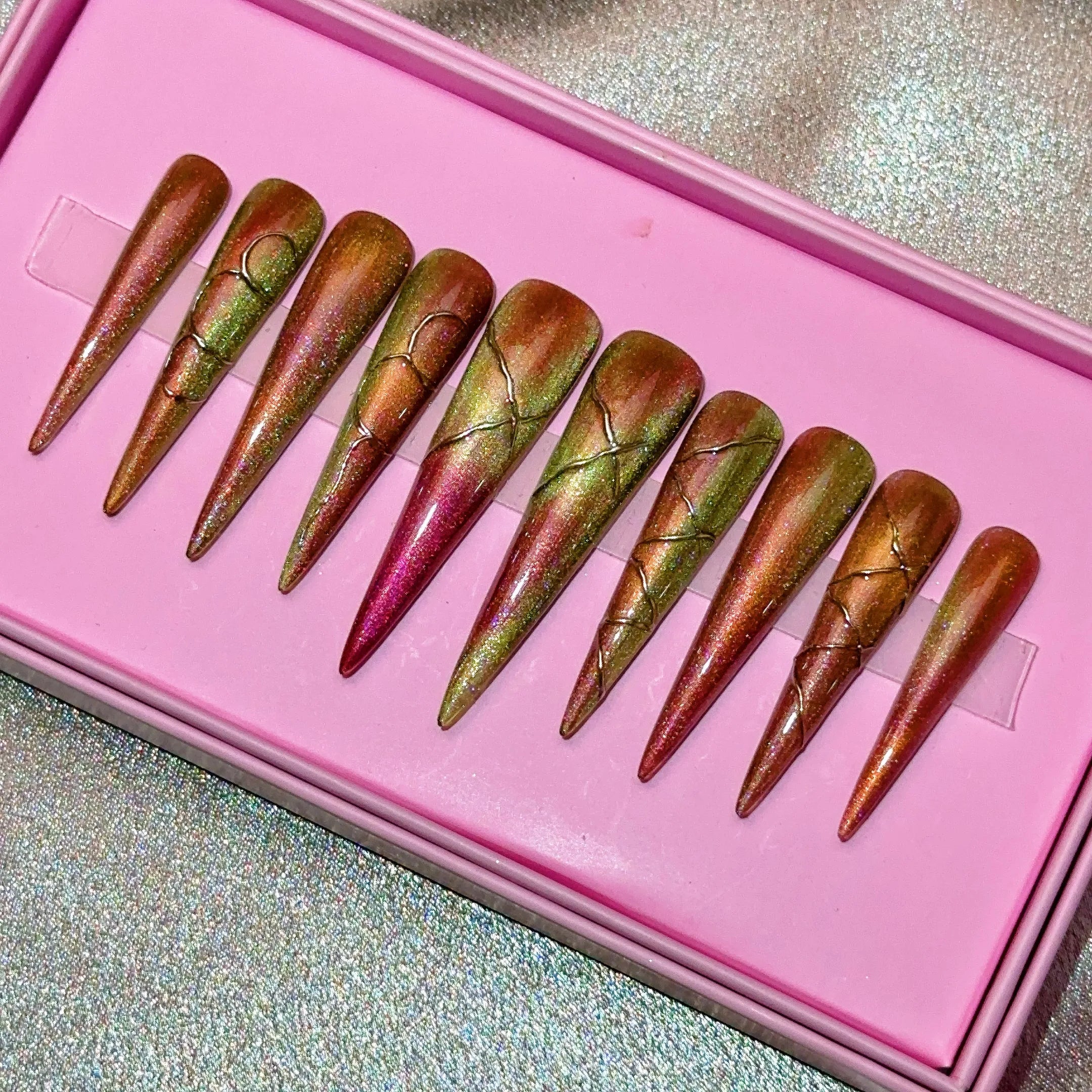 Ongles press-on en acrylique faits main, design de créateur avec strass, forme amande, longueur longue, livrés avec colle, emballage personnalisé.