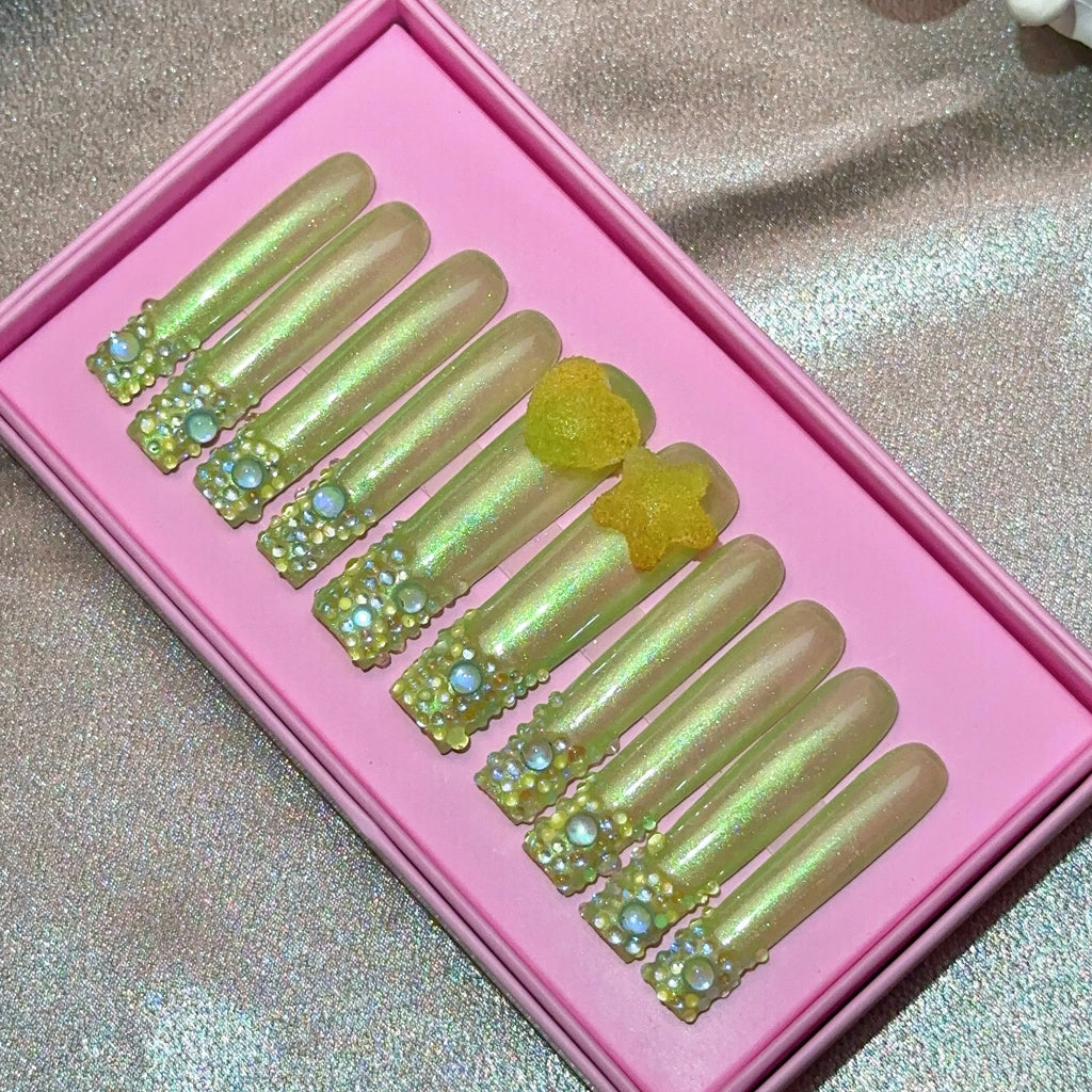 Ongles press-on en acrylique faits main, design de créateur avec strass, forme amande, longueur longue, livrés avec colle, emballage personnalisé.