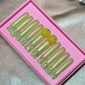 Ongles press-on en acrylique faits main, design de créateur avec strass, forme amande, longueur longue, livrés avec colle, emballage personnalisé.