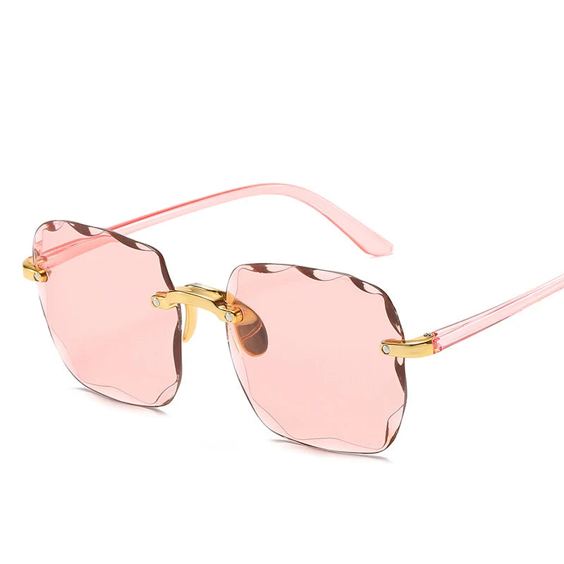 Lunettes de soleil carrées sans monture pour femmes, au style luxueux et tendance. Modèle de créateur avec verres rouges, adapté également aux hommes. Protection UV400 contre les rayons ultraviolets, idéale pour l’été et les activités en extérieur.