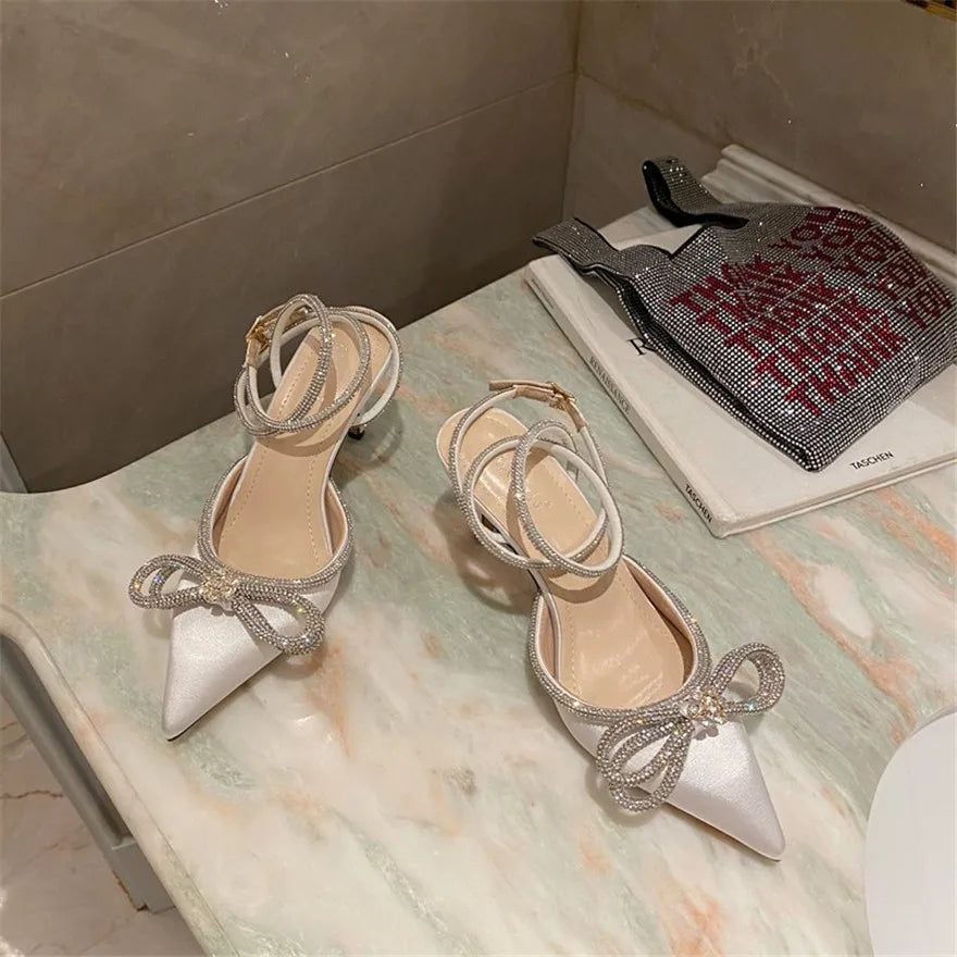 Mode diamant nœud papillon femmes sandales 2026 coréen pointu cristal boucle noir rose soie robe de soirée de mariage dame chaussures à talons hauts