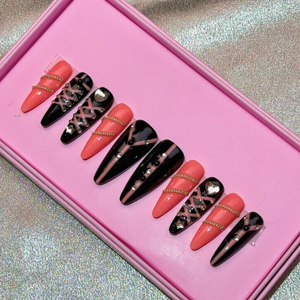Ongles press-on en acrylique faits main, design de créateur avec strass, forme amande, longueur longue, livrés avec colle, emballage personnalisé.