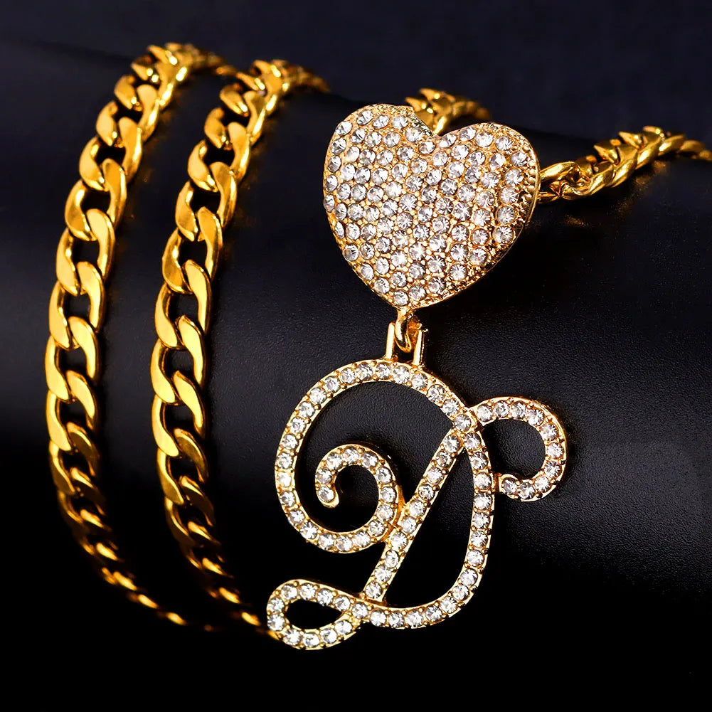 Collier Hip-Hop Bling avec pendentif cœur et lettre cursive A à Z en cristaux

Collier pour femme et homme avec initiale personnalisée, pendentif en forme de cœur serti de cristaux CZ (oxyde de zirconium) et chaîne cubaine (Cuban Link). Bijou tendance au