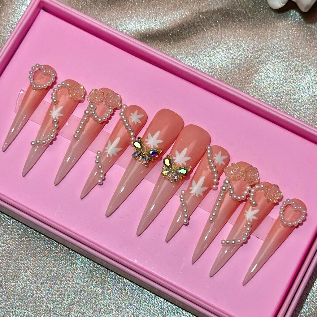 Ongles press-on en acrylique faits main, design de créateur avec strass, forme amande, longueur longue, livrés avec colle, emballage personnalisé.