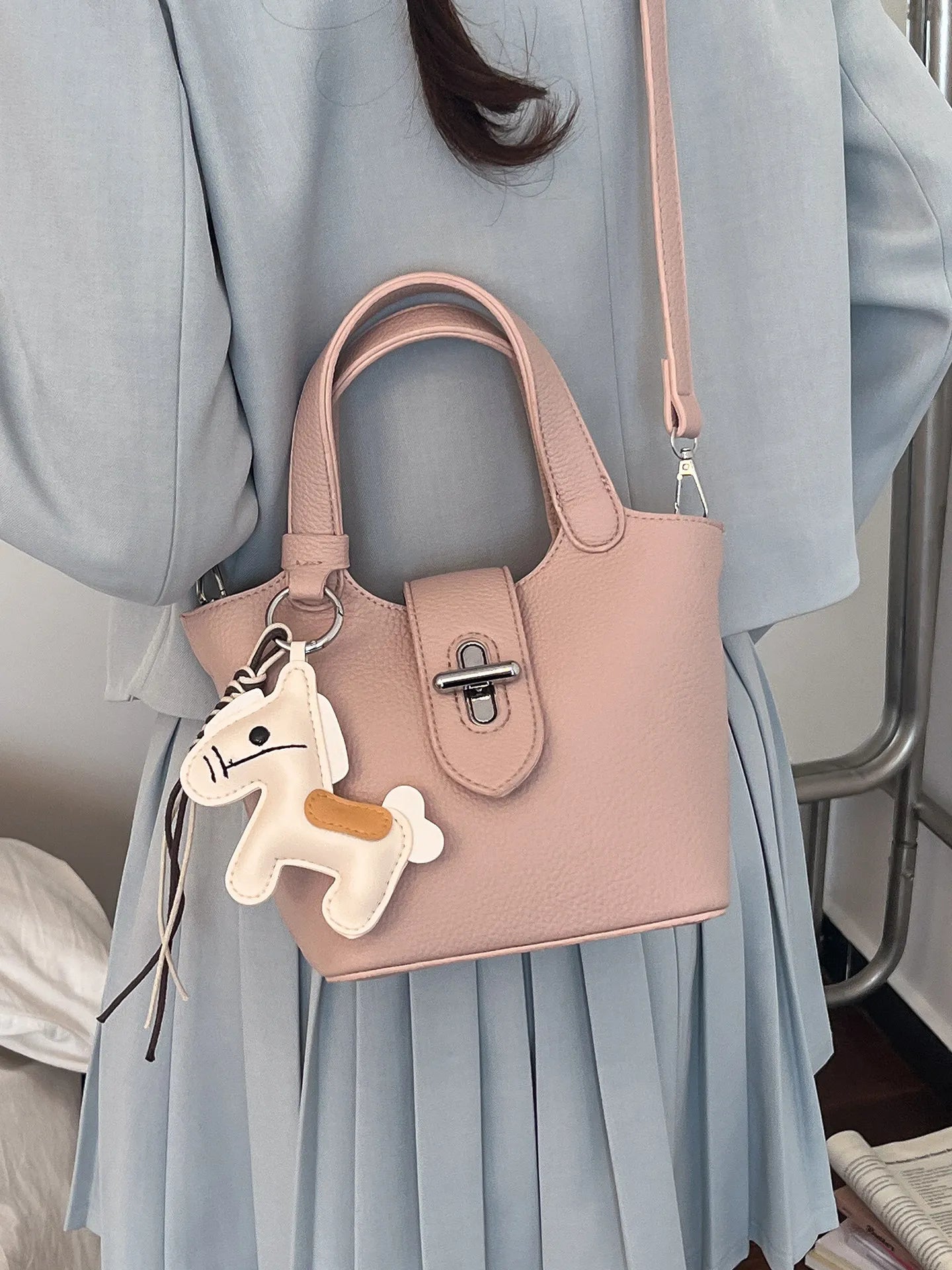 Sac à bandoulière pour femme en PU haut de gamme, nouvelle collection printemps 2026, élégant et facile à assortir. Sac seau raffiné pour les déplacements quotidiens, porté épaule ou croisé, avec fermeture à fermoir