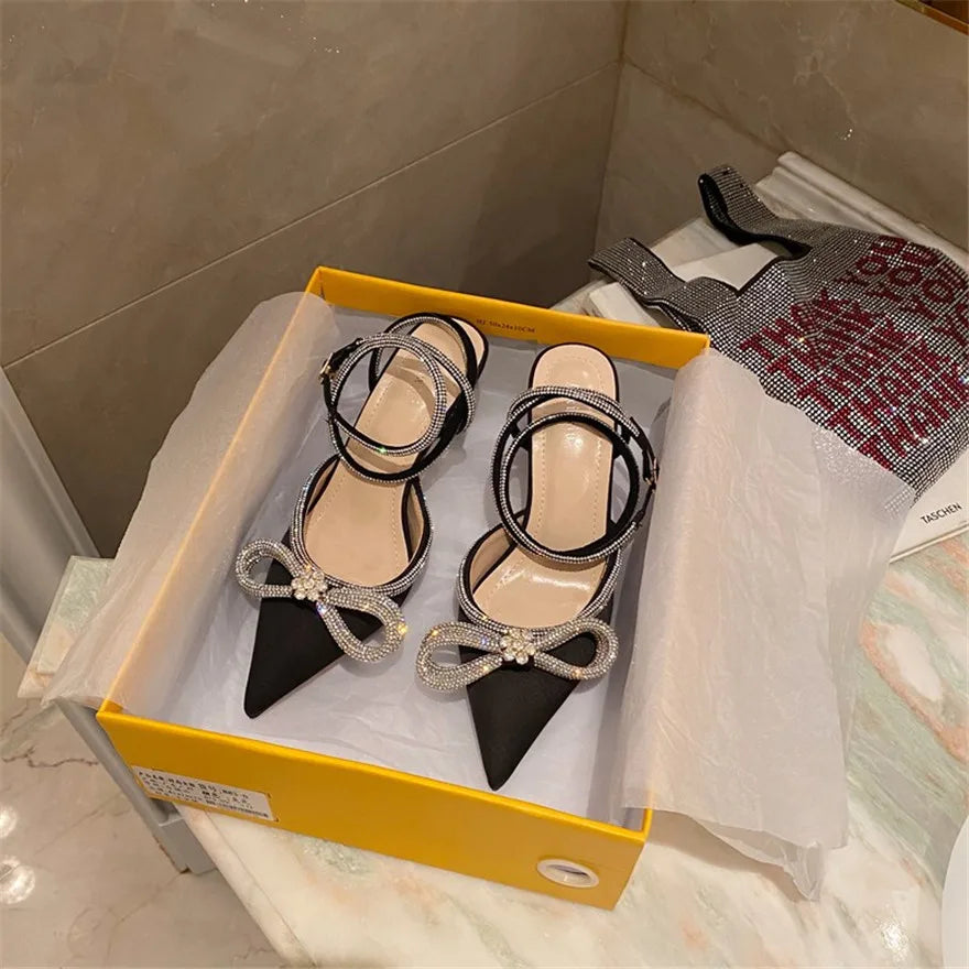 Mode diamant nœud papillon femmes sandales 2026 coréen pointu cristal boucle noir rose soie robe de soirée de mariage dame chaussures à talons hauts
