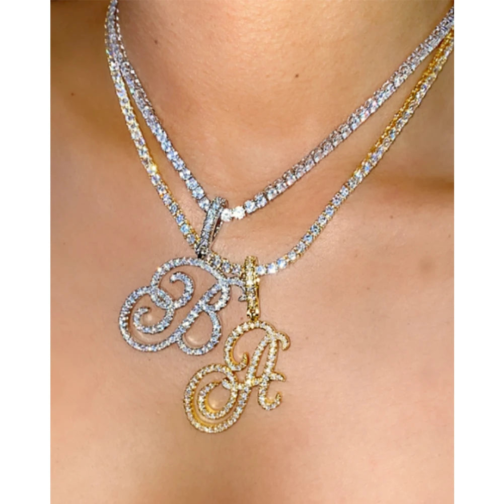 Collier avec lettre initiale en écriture cursive sertie de zircones cubiques (CZ) – Bijou style Hip-Hop couleur or ou argent, pendentif alphabet de A à Z, collier tendance et élégant.