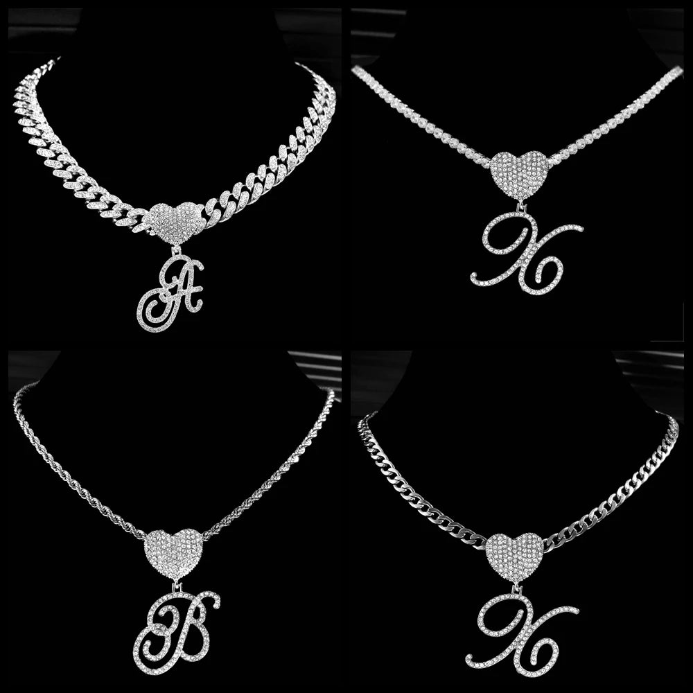 Collier Hip-Hop Bling avec pendentif cœur et lettre cursive A à Z en cristaux

Collier pour femme et homme avec initiale personnalisée, pendentif en forme de cœur serti de cristaux CZ (oxyde de zirconium) et chaîne cubaine (Cuban Link). Bijou tendance au