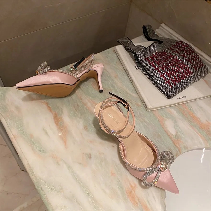 Mode diamant nœud papillon femmes sandales 2026 coréen pointu cristal boucle noir rose soie robe de soirée de mariage dame chaussures à talons hauts