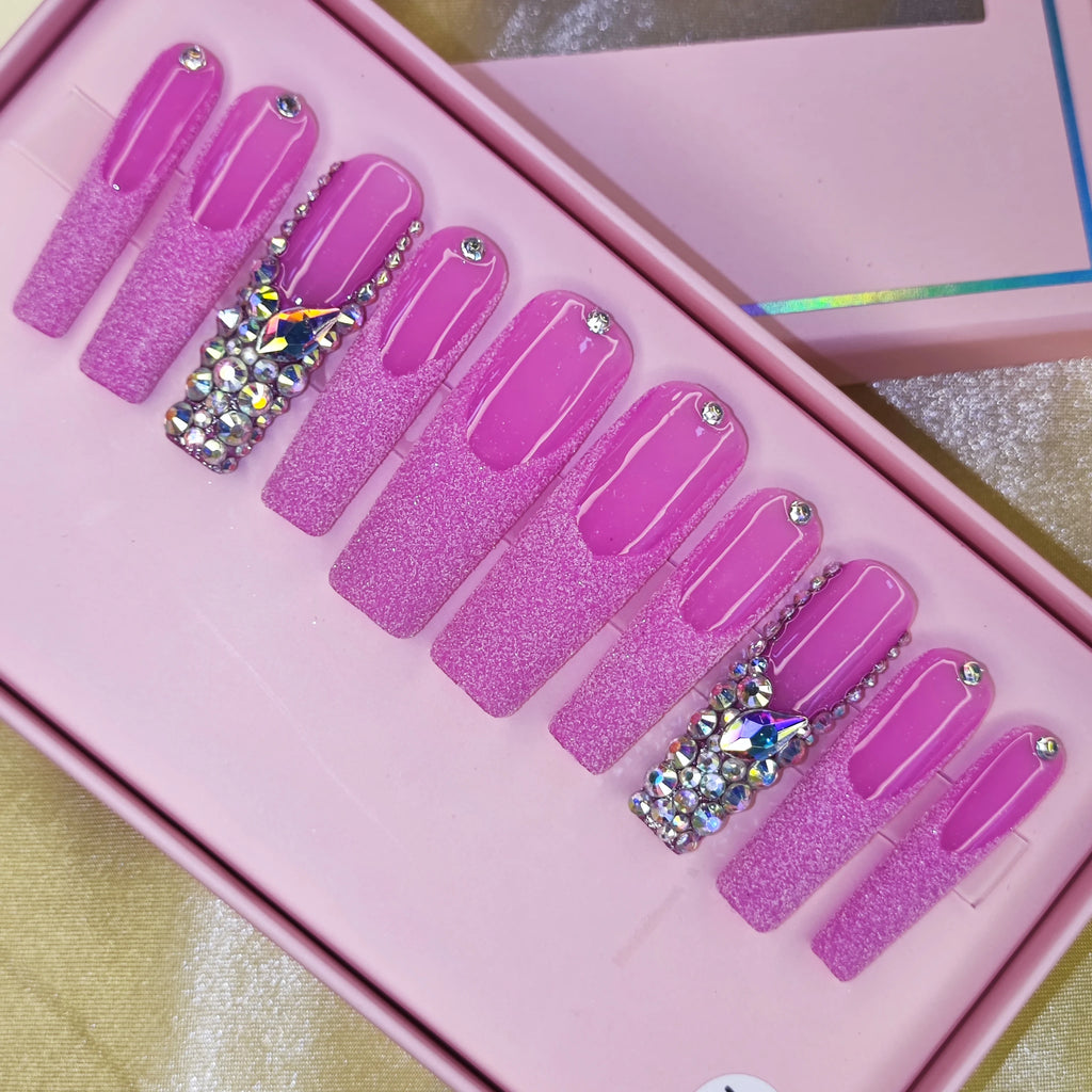 10 faux ongles press-on peints à la main, couleurs variées, design luxueux, fabrication artisanale, personnalisables, meilleures ventes, lot de 10 pièces.