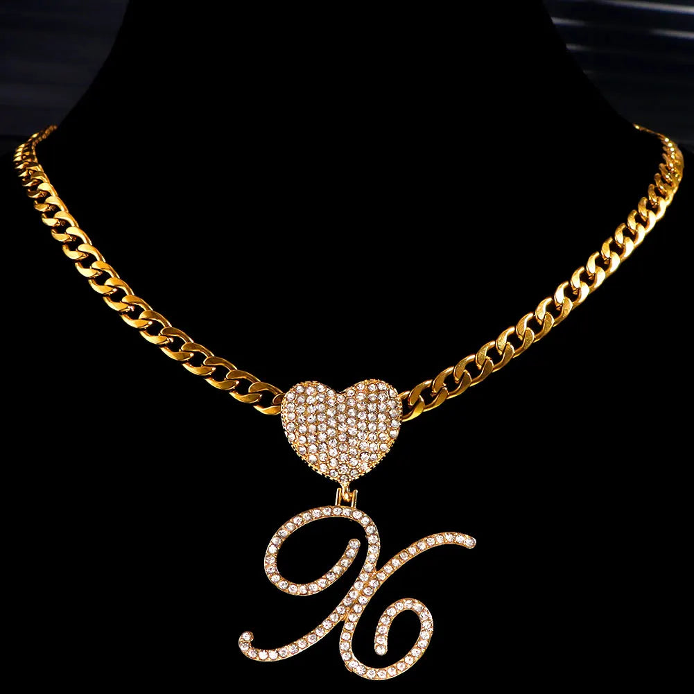 Collier Hip-Hop Bling avec pendentif cœur et lettre cursive A à Z en cristaux

Collier pour femme et homme avec initiale personnalisée, pendentif en forme de cœur serti de cristaux CZ (oxyde de zirconium) et chaîne cubaine (Cuban Link). Bijou tendance au