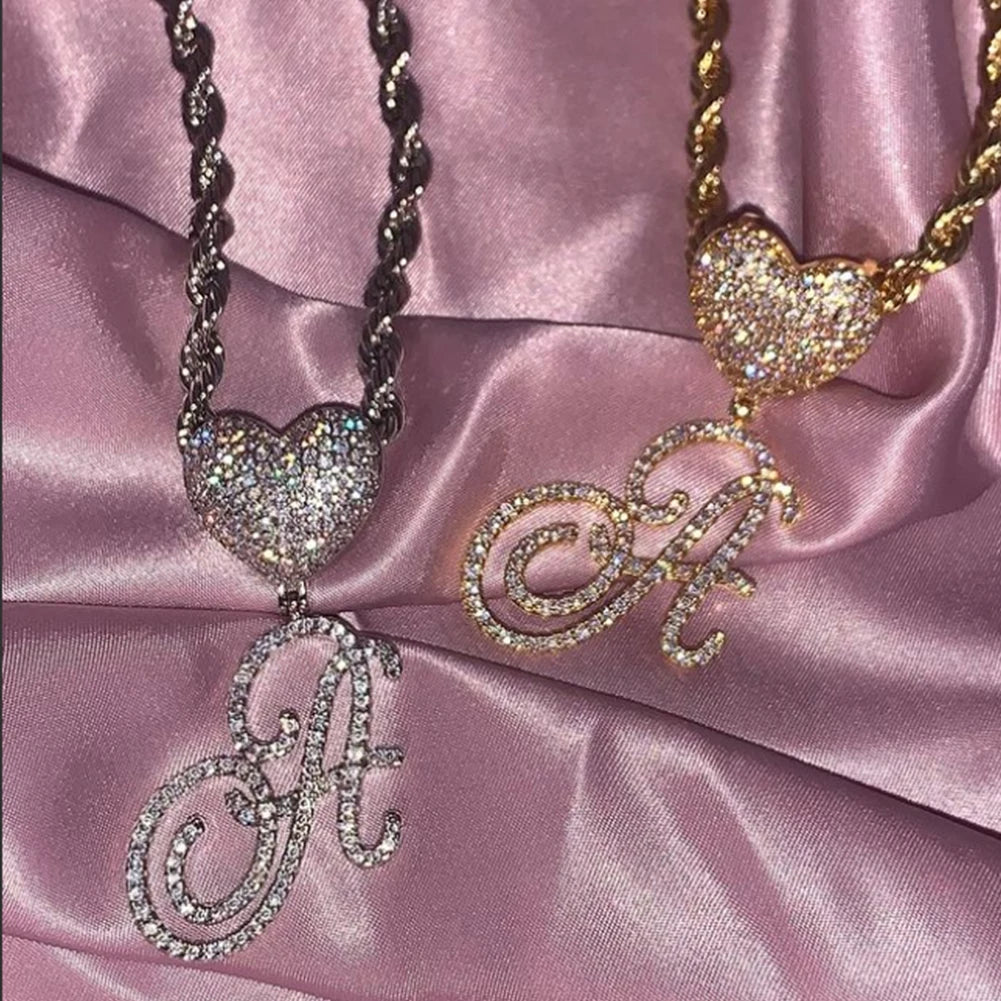Collier Hip-Hop Bling avec pendentif cœur et lettre cursive A à Z en cristaux

Collier pour femme et homme avec initiale personnalisée, pendentif en forme de cœur serti de cristaux CZ (oxyde de zirconium) et chaîne cubaine (Cuban Link). Bijou tendance au