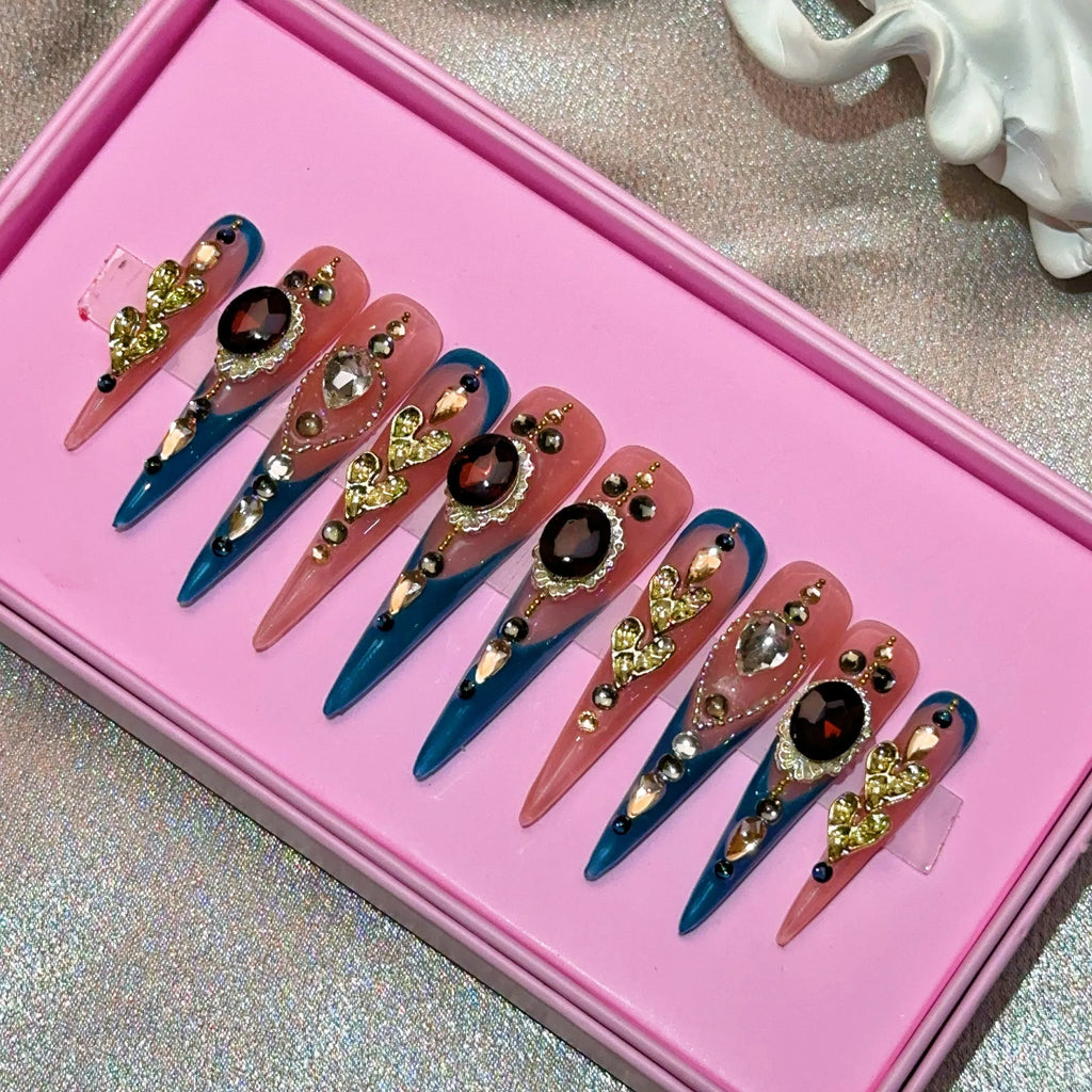 Ongles press-on en acrylique faits main, design de créateur avec strass, forme amande, longueur longue, livrés avec colle, emballage personnalisé.