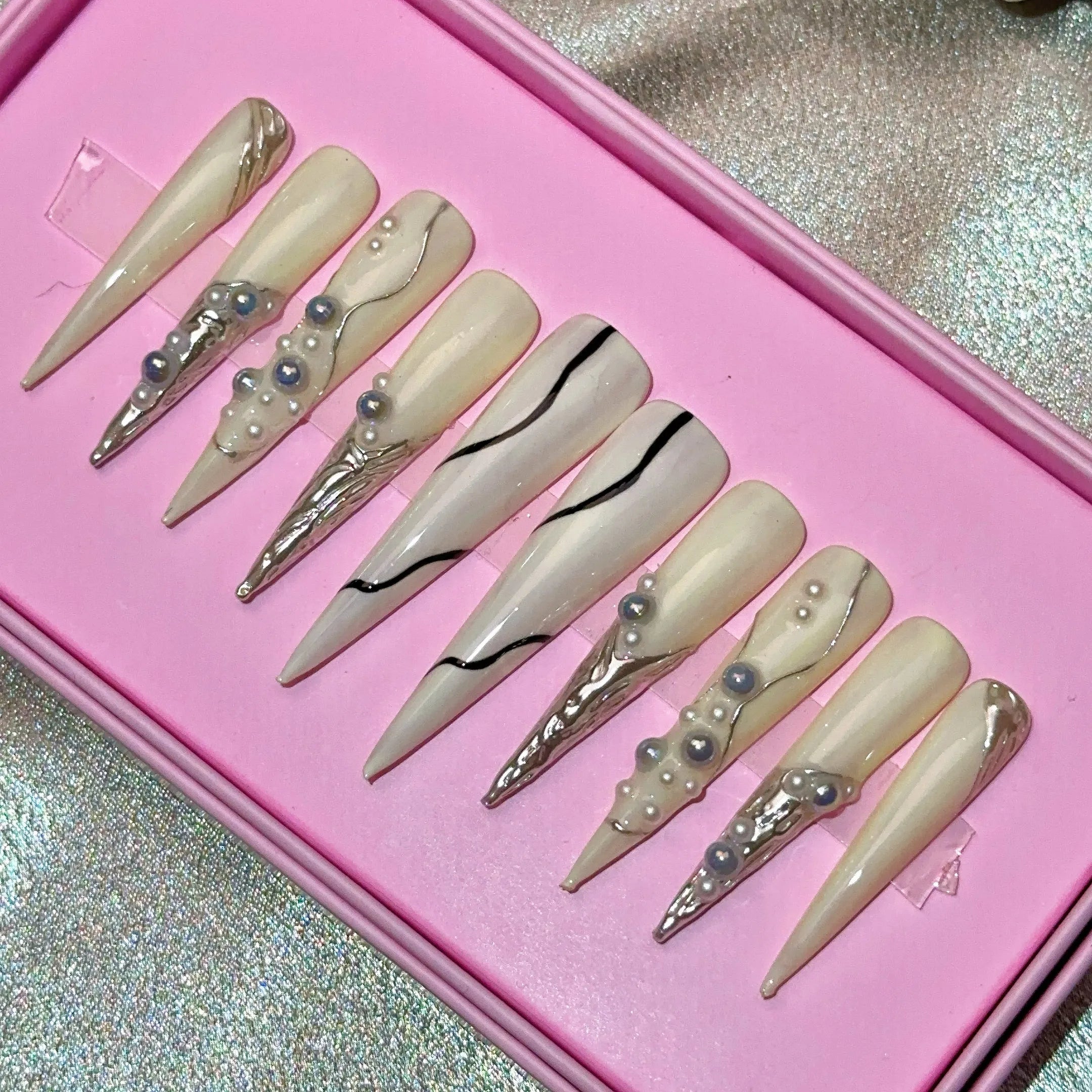 Ongles press-on en acrylique faits main, design de créateur avec strass, forme amande, longueur longue, livrés avec colle, emballage personnalisé.