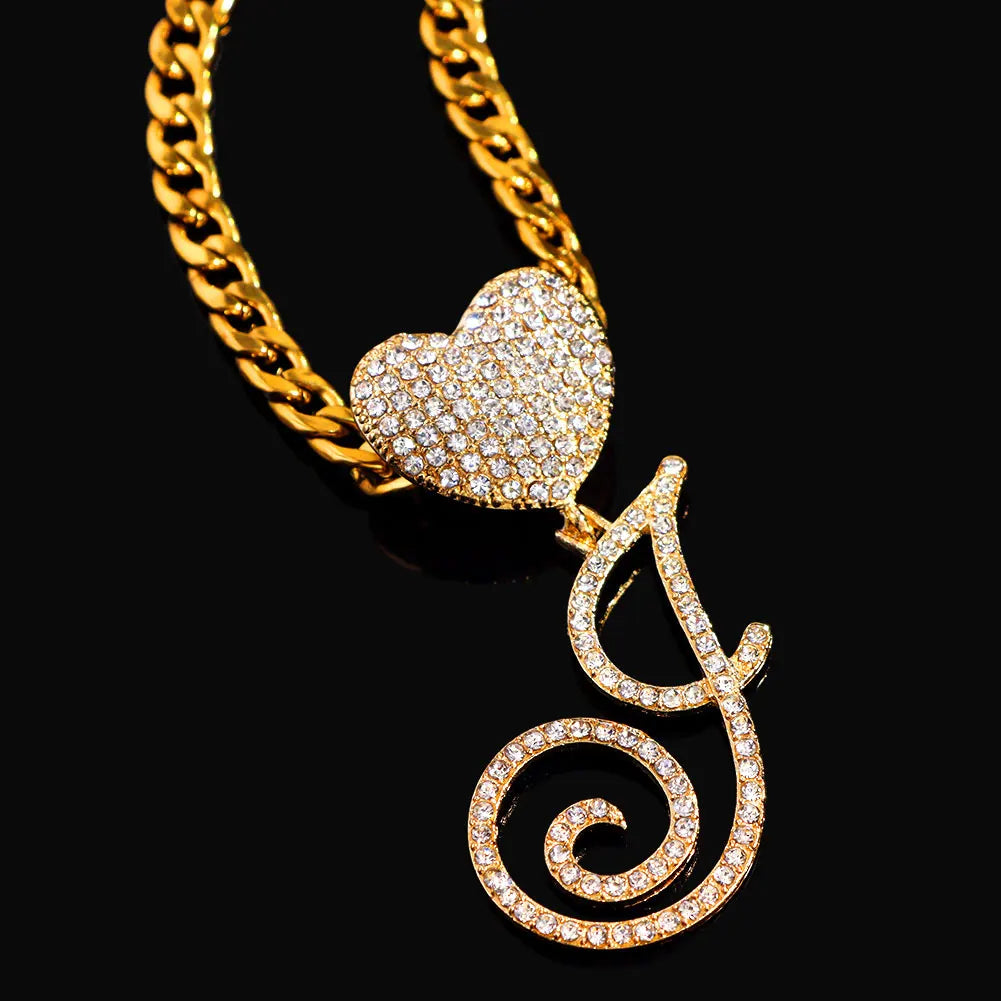 Collier Hip-Hop Bling avec pendentif cœur et lettre cursive A à Z en cristaux

Collier pour femme et homme avec initiale personnalisée, pendentif en forme de cœur serti de cristaux CZ (oxyde de zirconium) et chaîne cubaine (Cuban Link). Bijou tendance au