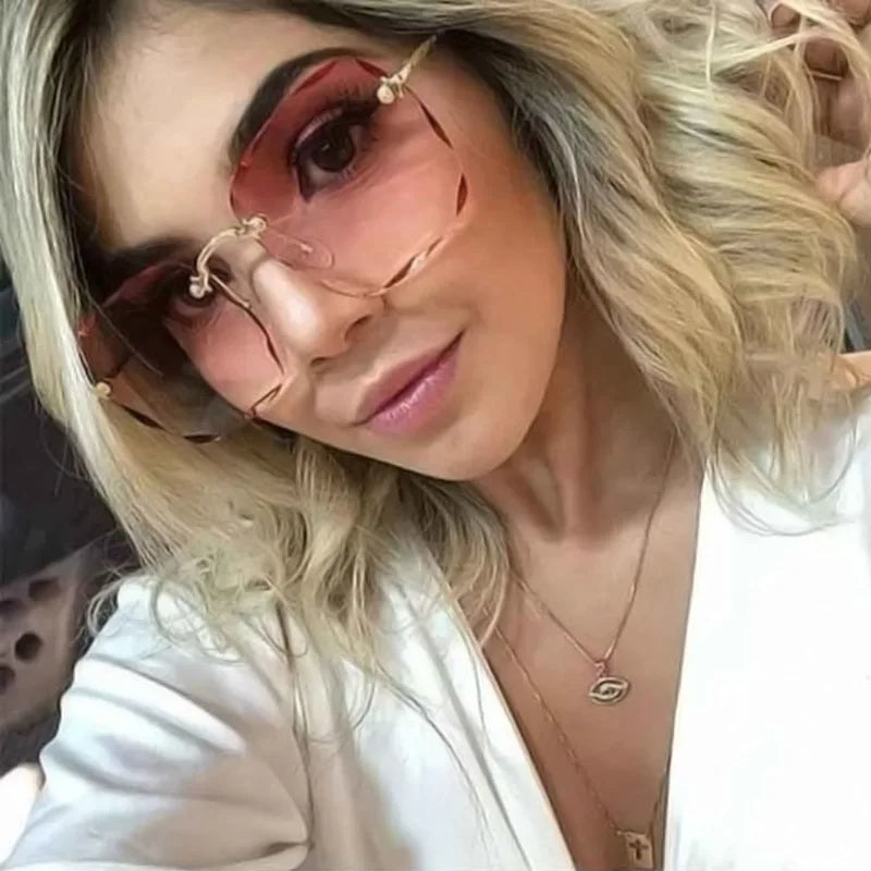 Lunettes de soleil carrées sans monture pour femmes, au style luxueux et tendance. Modèle de créateur avec verres rouges, adapté également aux hommes. Protection UV400 contre les rayons ultraviolets, idéale pour l’été et les activités en extérieur.