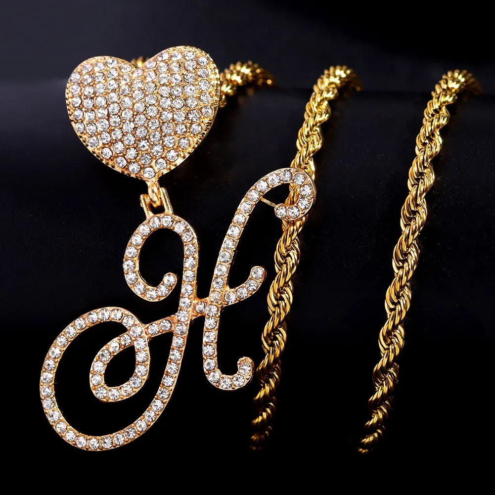 Collier Hip-Hop Bling avec pendentif cœur et lettre cursive A à Z en cristaux

Collier pour femme et homme avec initiale personnalisée, pendentif en forme de cœur serti de cristaux CZ (oxyde de zirconium) et chaîne cubaine (Cuban Link). Bijou tendance au