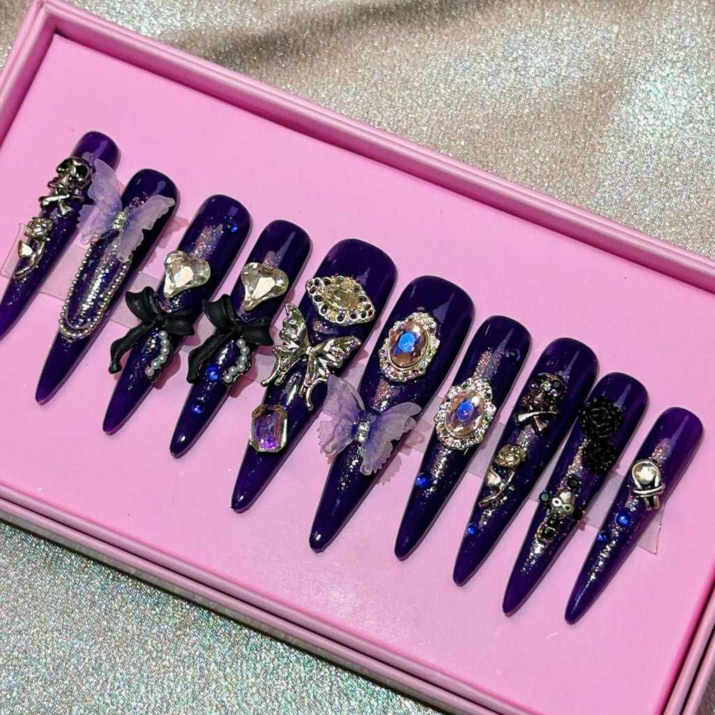 Ongles press-on en acrylique faits main, design de créateur avec strass, forme amande, longueur longue, livrés avec colle, emballage personnalisé.