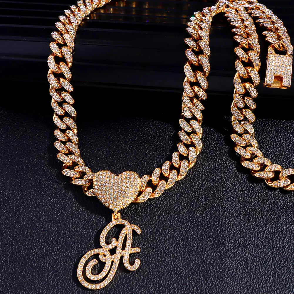 Collier Hip-Hop Bling avec pendentif cœur et lettre cursive A à Z en cristaux

Collier pour femme et homme avec initiale personnalisée, pendentif en forme de cœur serti de cristaux CZ (oxyde de zirconium) et chaîne cubaine (Cuban Link). Bijou tendance au