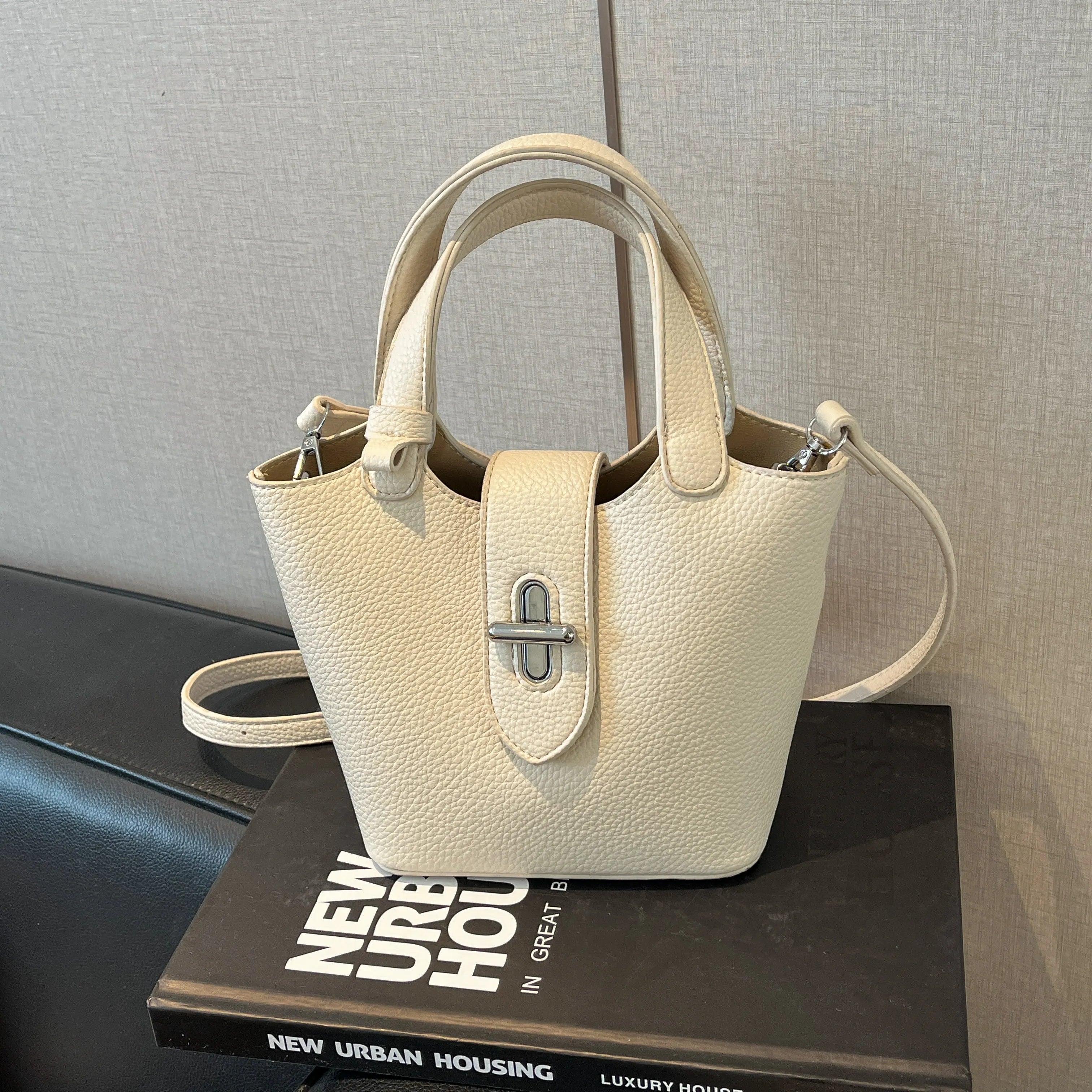 Sac à bandoulière pour femme en PU haut de gamme, nouvelle collection printemps 2026, élégant et facile à assortir. Sac seau raffiné pour les déplacements quotidiens, porté épaule ou croisé, avec fermeture à fermoir