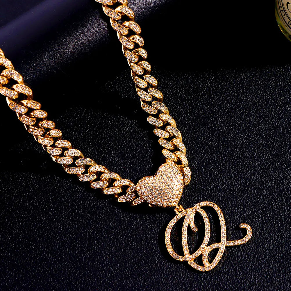 Collier Hip-Hop Bling avec pendentif cœur et lettre cursive A à Z en cristaux

Collier pour femme et homme avec initiale personnalisée, pendentif en forme de cœur serti de cristaux CZ (oxyde de zirconium) et chaîne cubaine (Cuban Link). Bijou tendance au