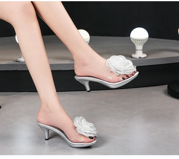 Claquettes à fleurs en relief – Sandales d’été transparentes, chaussures de plage à talons fins, chaussures à talons hauts style cristal pour défilé et soirée femme