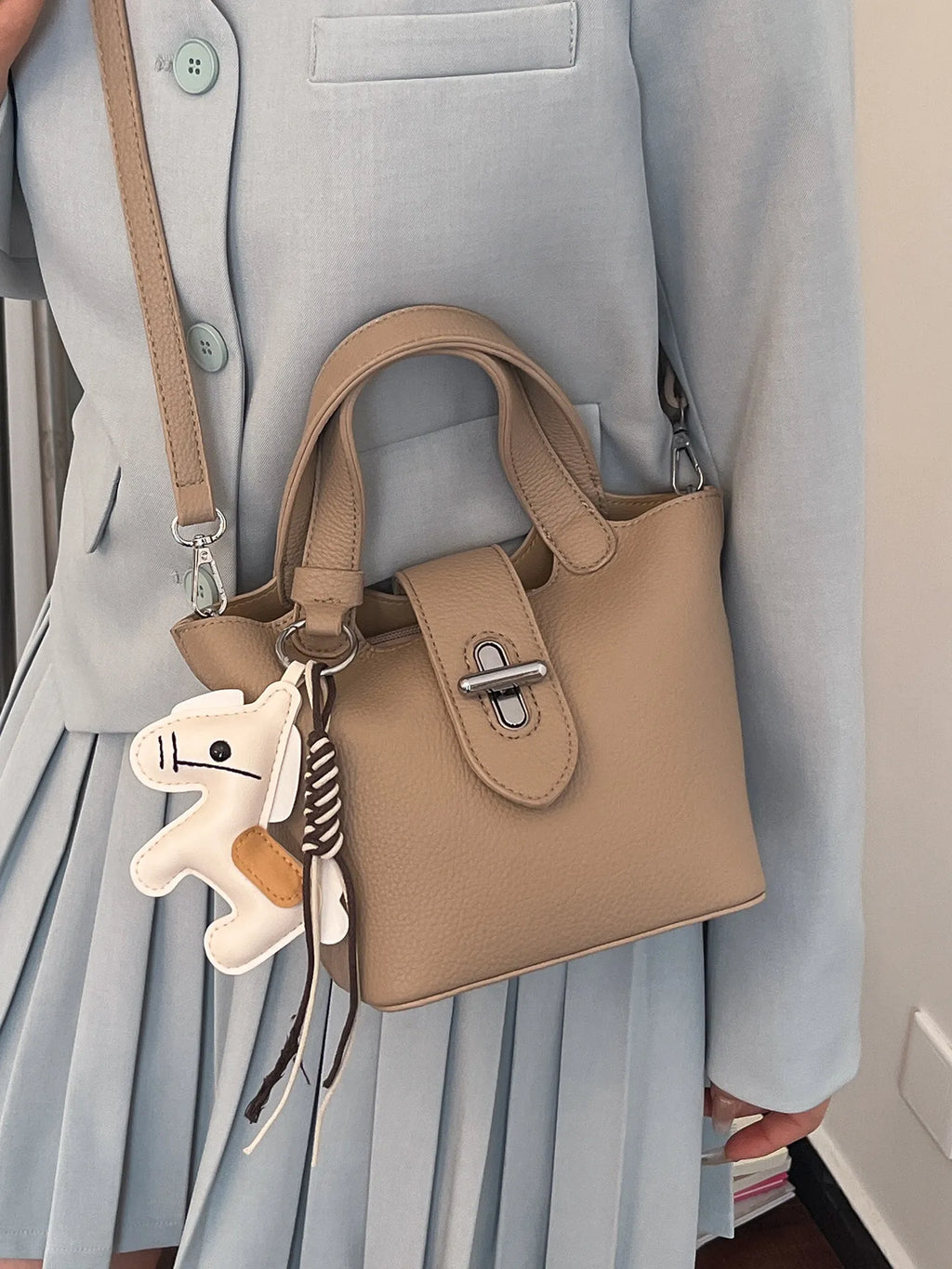 Sac à bandoulière pour femme en PU haut de gamme, nouvelle collection printemps 2026, élégant et facile à assortir. Sac seau raffiné pour les déplacements quotidiens, porté épaule ou croisé, avec fermeture à fermoir