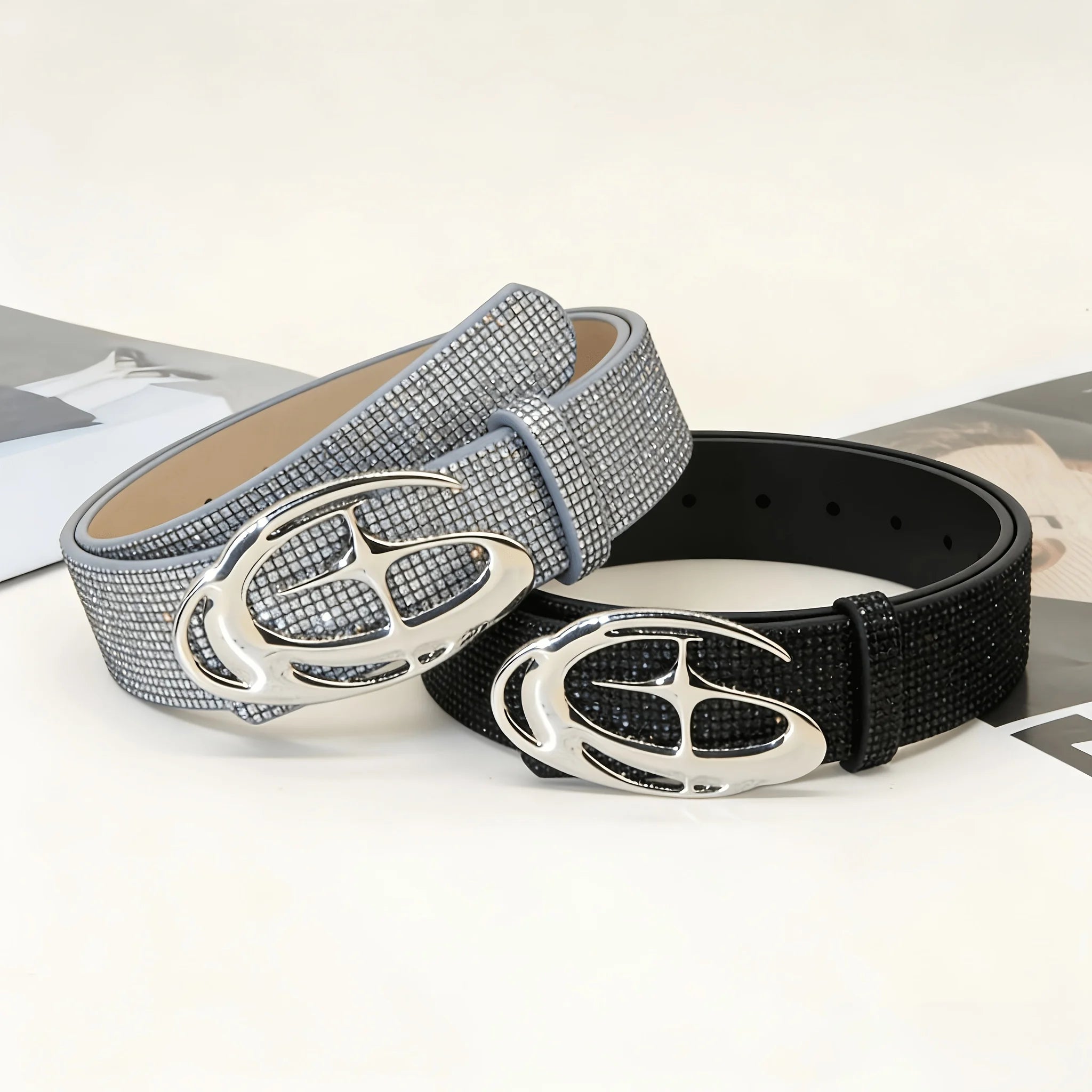 La ceinture à paillettes pour femme présente un design en verre fluide scintillant en forme de losange, ce qui la rend une pièce un véritable accessoire d'élégance.