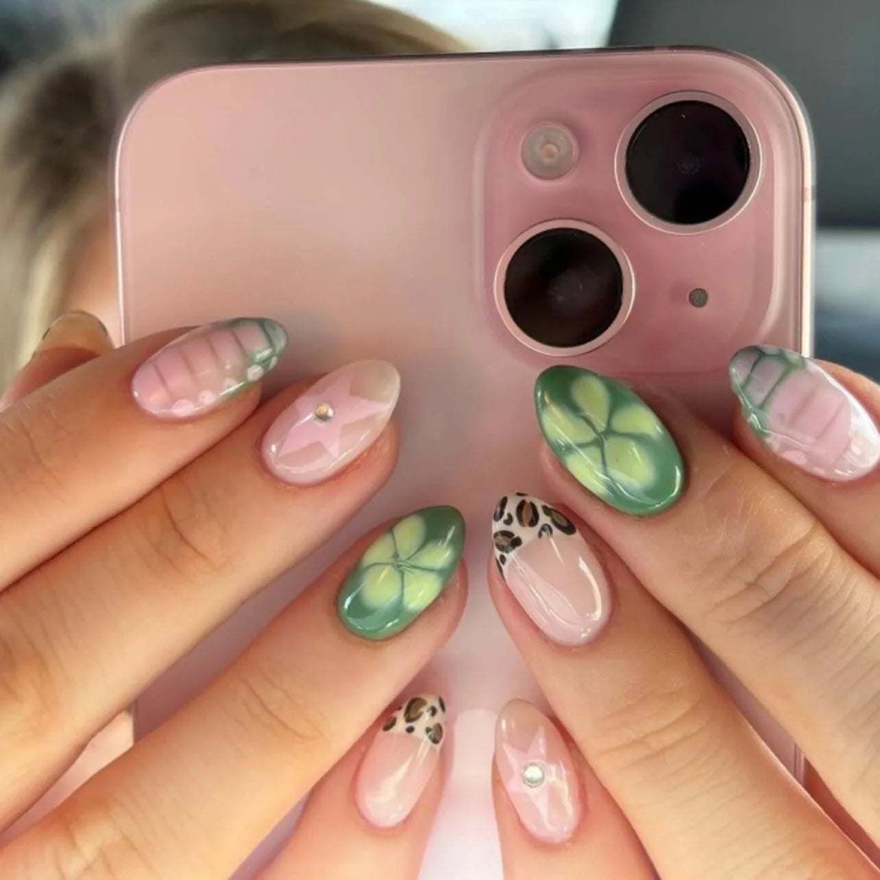 24 pièces de faux ongles à fleurs, style tendance, avec effet dégradé jaune et rose. Ongles portables à couverture complète, forme amande , à poser directement (Press-On Nails).