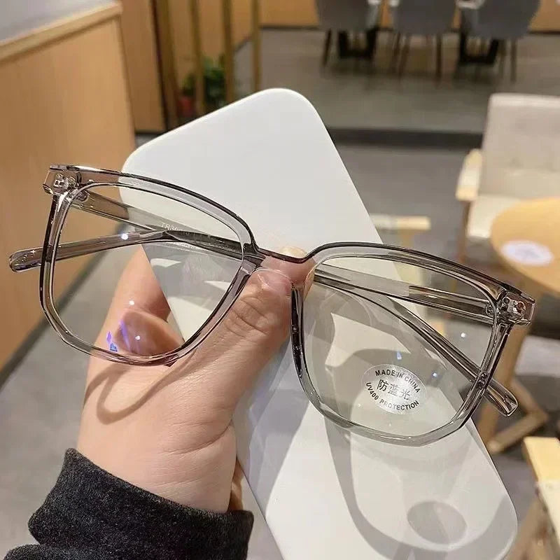 Lunettes vintage transparentes pour ordinateur, pour femmes et hommes, avec monture carrée. Lunettes anti-lumière bleue conçues pour filtrer la lumière bleue émise par les écrans. Monture optique transparente et élégante, adaptée à un usage quotidien.