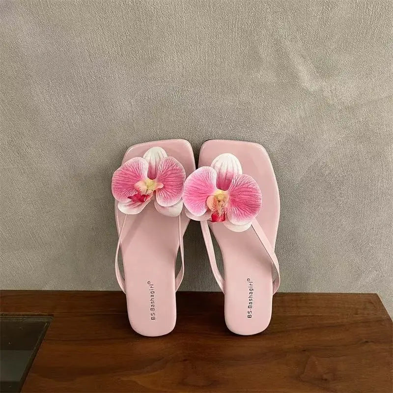 Chaussures plates pour femmes avec fleurs, sandales confortables et stylées à enfiler entre les orteils, sandales d’été 2026 pour la plage, chaussons d’extérieur pour la marche.
