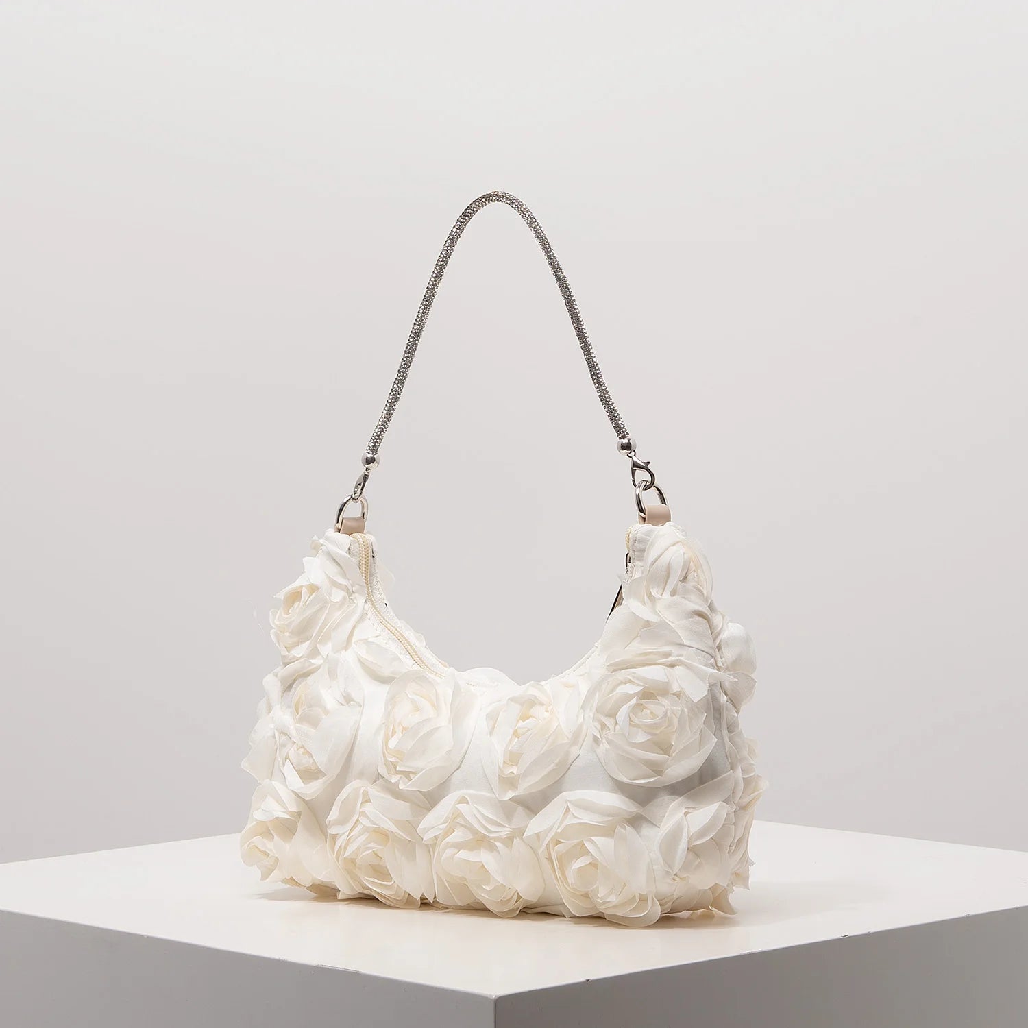 Sac à bandoulière à motif floral, idéal pour les femmes élégantes. Parfait pour les soirées de gala, les fêtes, les bals de fin d’année, les mariages et autres occasions spéciales.