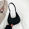 Sac tendance en feutre de haute qualité, au style rétro et élégant. Conçu pour être porté sous le bras ou à l’épaule, il allie simplicité et design moderne.