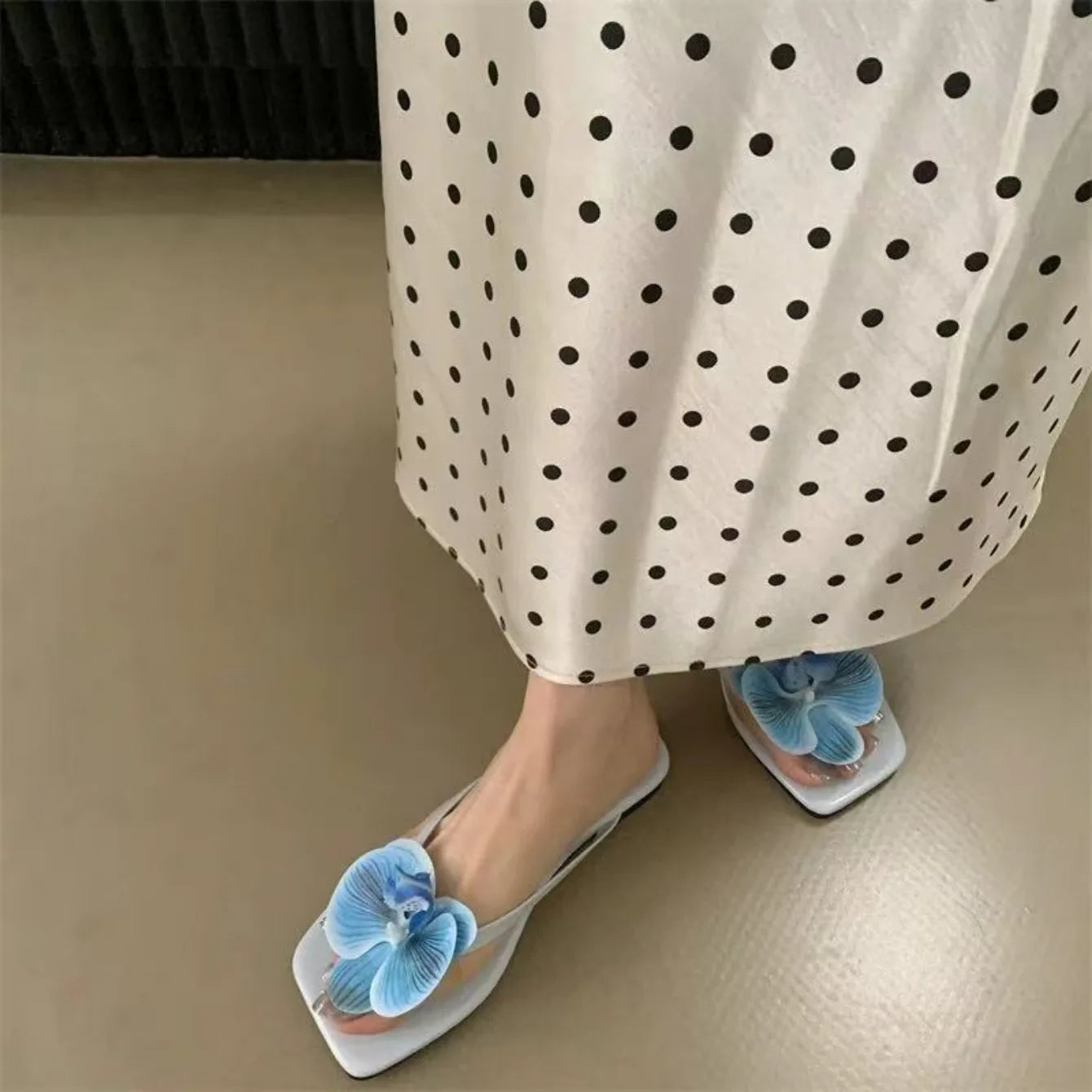 Chaussures plates pour femmes avec fleurs, sandales confortables et stylées à enfiler entre les orteils, sandales d’été 2026 pour la plage, chaussons d’extérieur pour la marche.