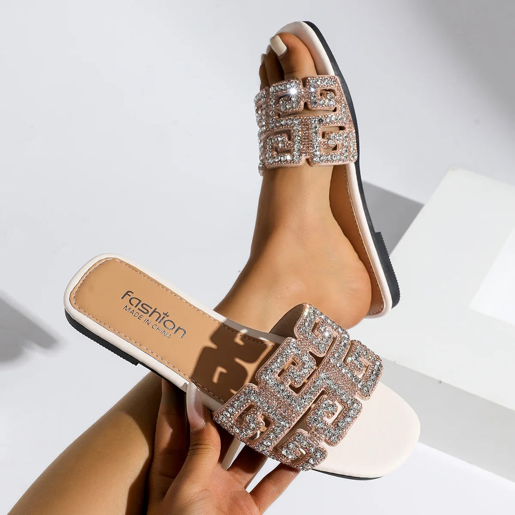 Sandales d’été 2026 pour femme à semelle plate, avec motif géométrique et décorations en diamant. Chaussures de plage polyvalentes et décontractées à enfiler, au style tendance et moderne pour femme.