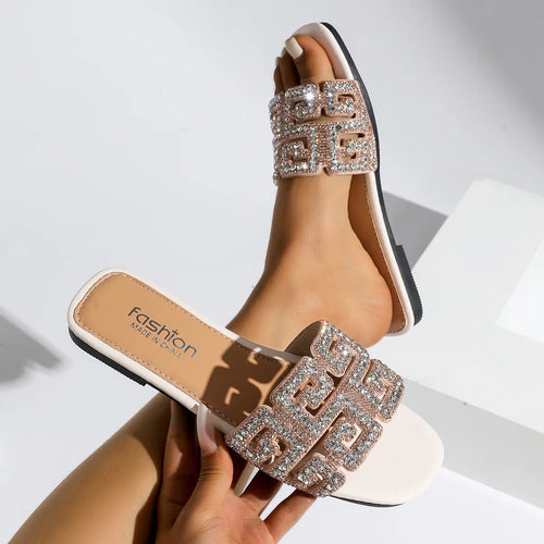 Sandales d’été 2026 pour femme à semelle plate, avec motif géométrique et décorations en diamant. Chaussures de plage polyvalentes et décontractées à enfiler, au style tendance et moderne pour femme.