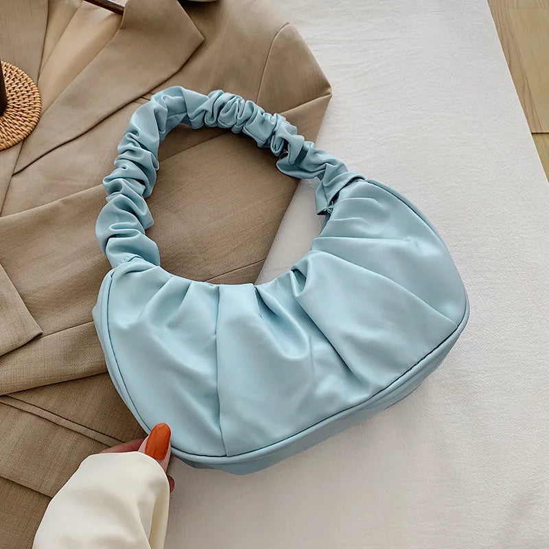 Sac à main élégant au design plissé effet nuage, conçu en cuir PU. Ce modèle moderne et féminin peut être porté à l’épaule ou sous le bras pour un look chic et décontracté.