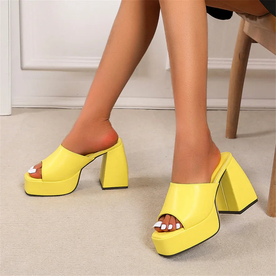 Sandales à plateforme pour femme disponibles en 5 couleurs, chaussons de plage en cuir souple à talon épais, chaussures d’été 2026 à bout carré, escarpins sexy pour femme, parfaits pour les fêtes et les occasions spéciales.