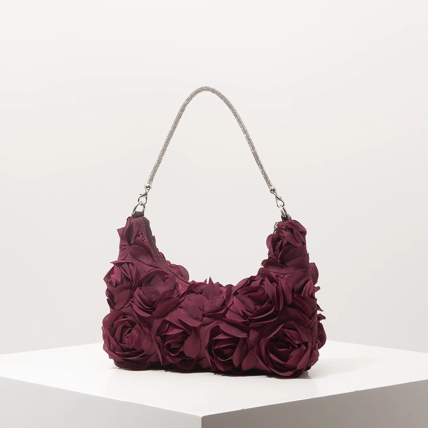 Sac à bandoulière à motif floral, idéal pour les femmes élégantes. Parfait pour les soirées de gala, les fêtes, les bals de fin d’année, les mariages et autres occasions spéciales.