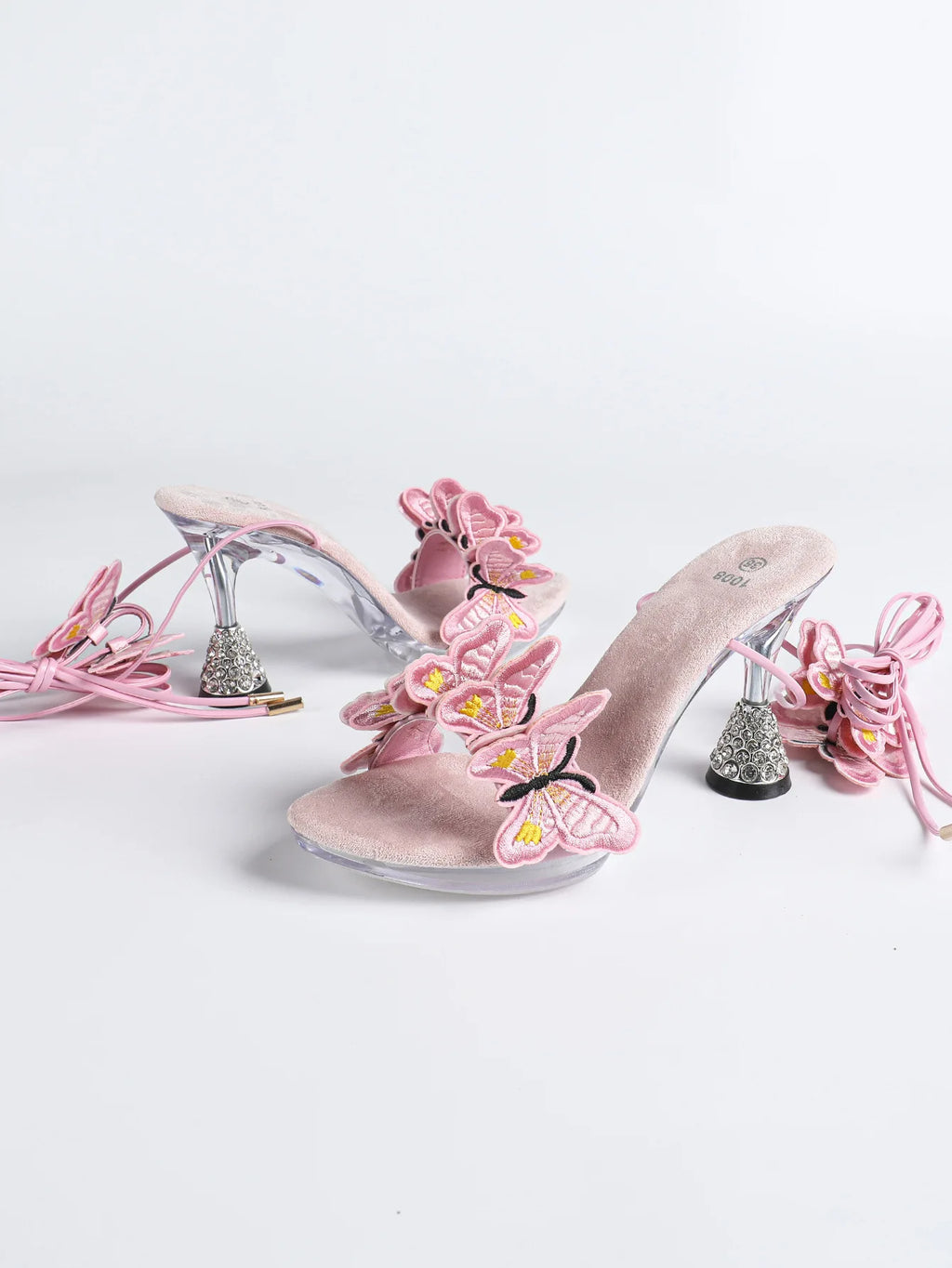 Sandales rouges tendance pour femme été 2026, fabriquées à la main avec broderie papillon. Modèle à brides croisées, bout rond et talons hauts fins de 8 cm. Des chaussures sexy et élégantes, idéales pour la danse, les soirées et les occasions spéciales.