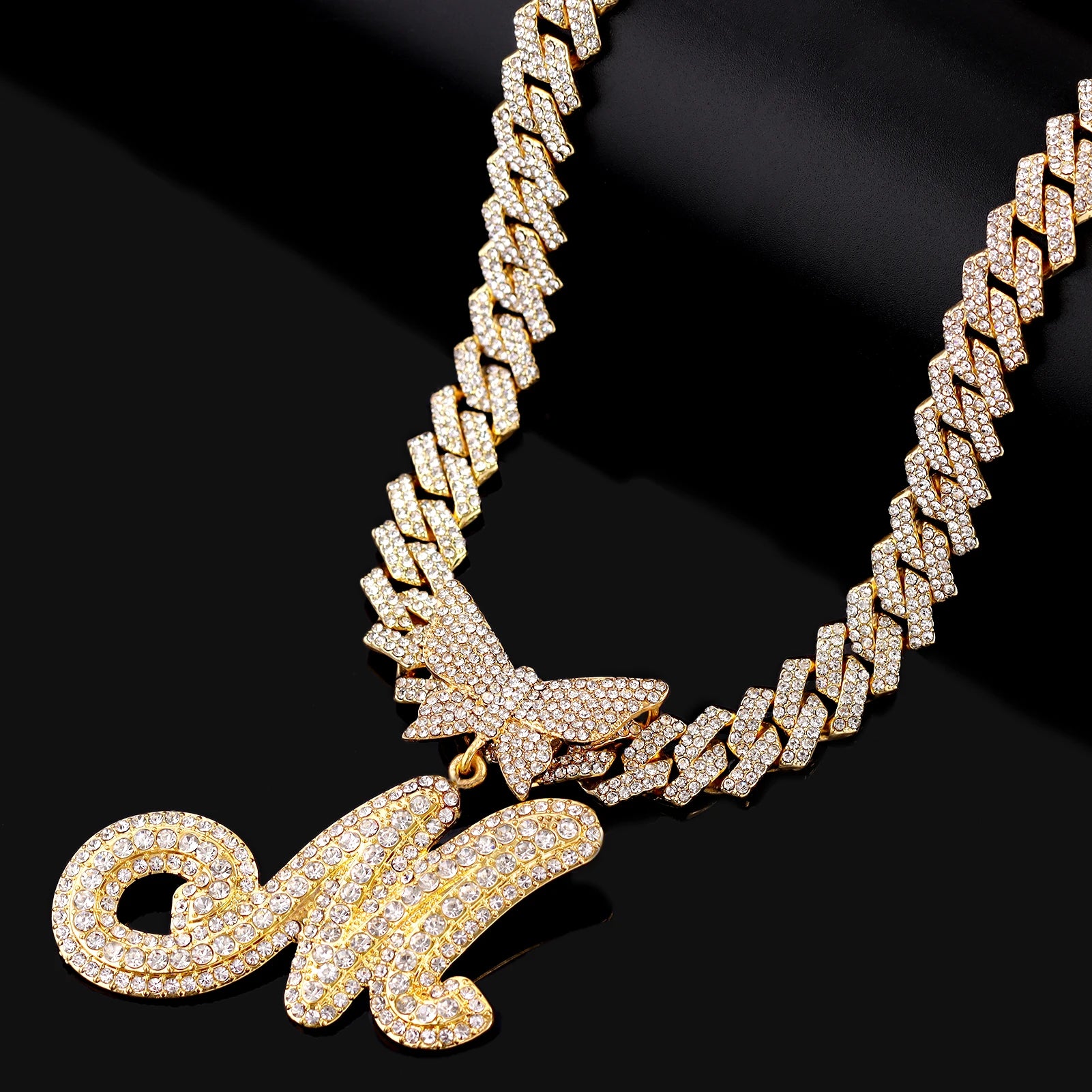 Collier chaîne cubaine 14 mm pour hommes et femmes, avec pendentif papillon en cristal et initiales, lettres cursives style “iced out”, bijou de style rappeur, nouveau bijou de mode.