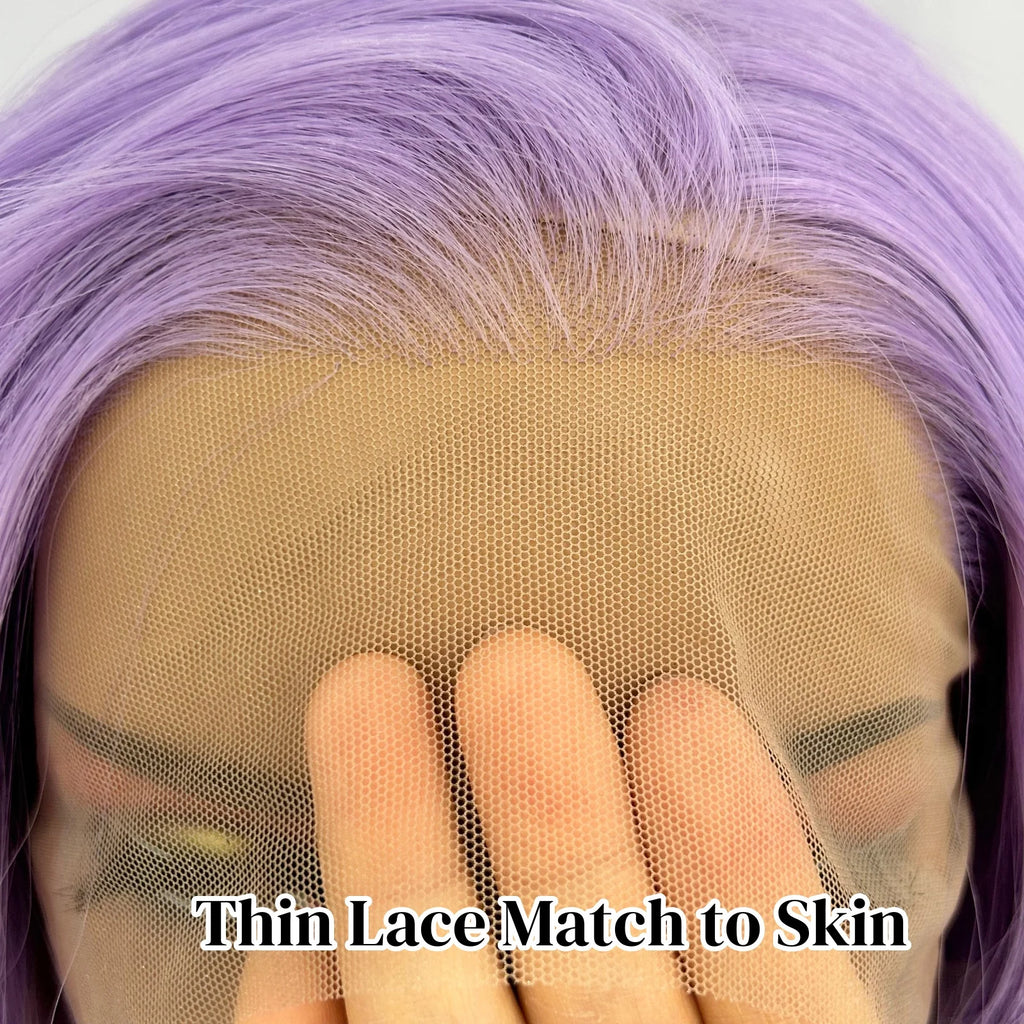 Perruque synthétique longue avec lace frontale 13x4 et raie libre (Free Part). Sa couleur lavande violet clair et ses ondulations naturelles apportent un style original et élégant.