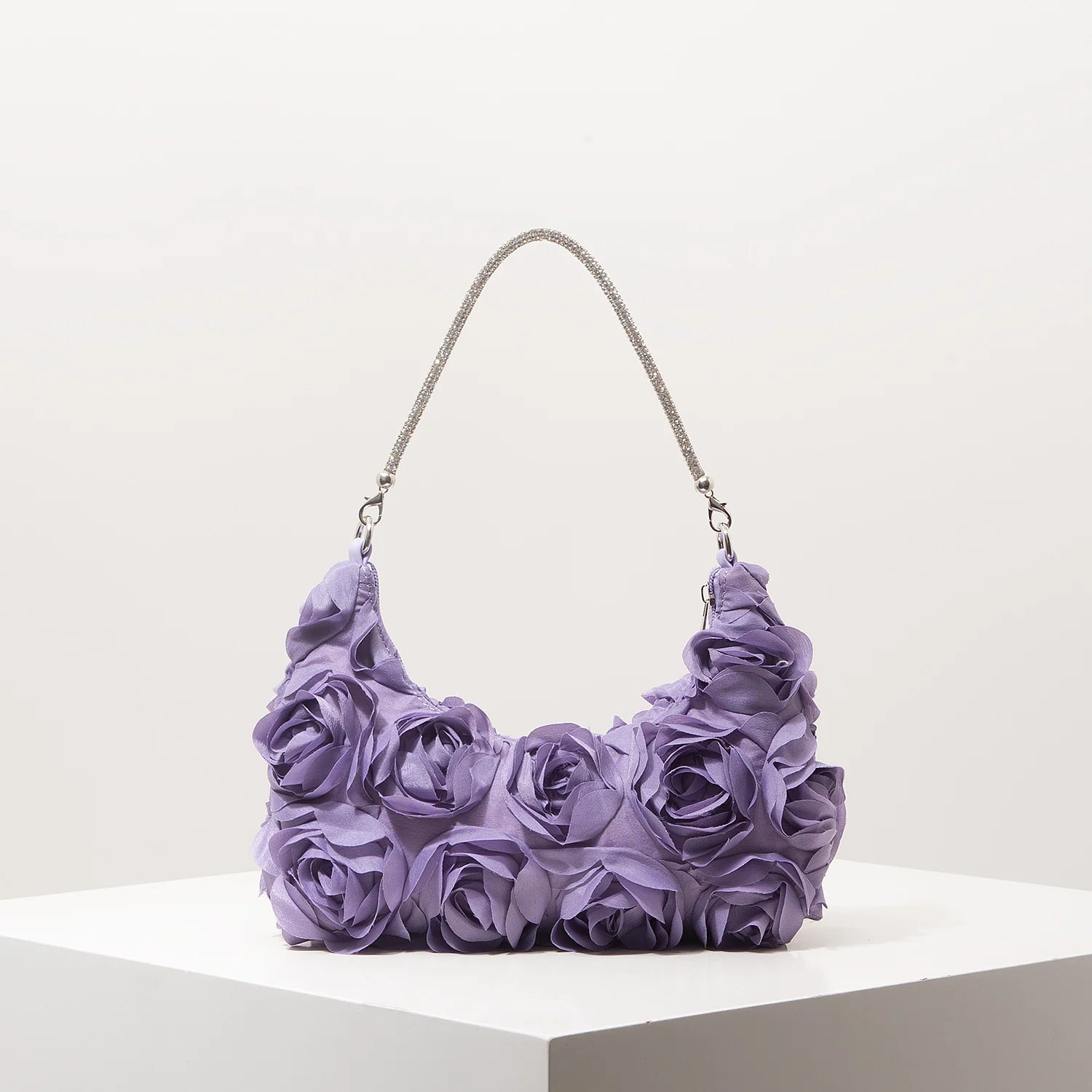Sac à bandoulière à motif floral, idéal pour les femmes élégantes. Parfait pour les soirées de gala, les fêtes, les bals de fin d’année, les mariages et autres occasions spéciales.