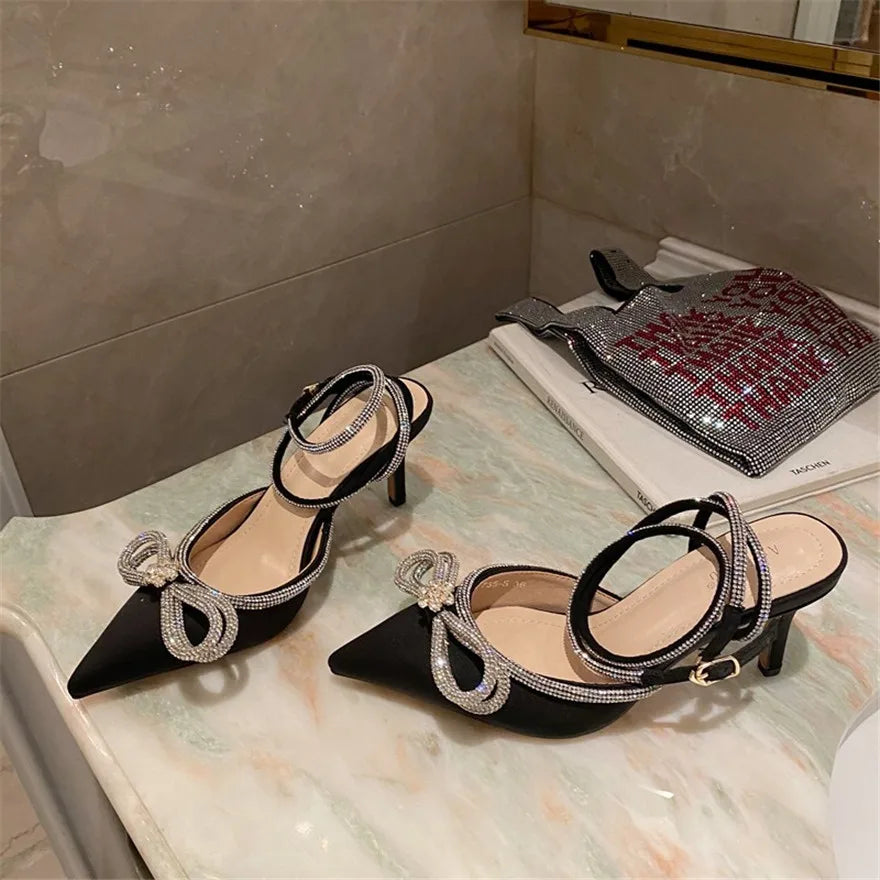Mode diamant nœud papillon femmes sandales 2026 coréen pointu cristal boucle noir rose soie robe de soirée de mariage dame chaussures à talons hauts