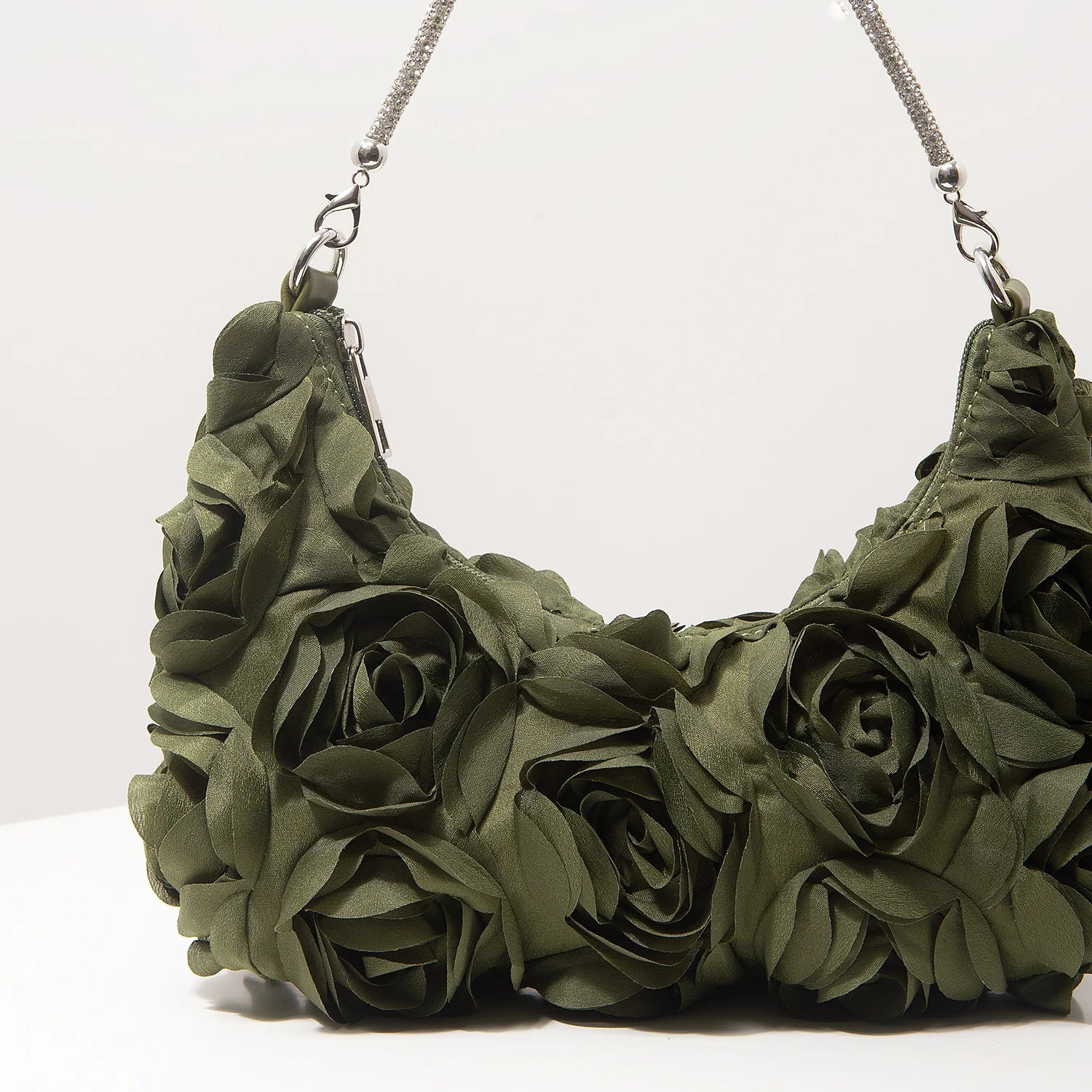 Sac à bandoulière à motif floral, idéal pour les femmes élégantes. Parfait pour les soirées de gala, les fêtes, les bals de fin d’année, les mariages et autres occasions spéciales.