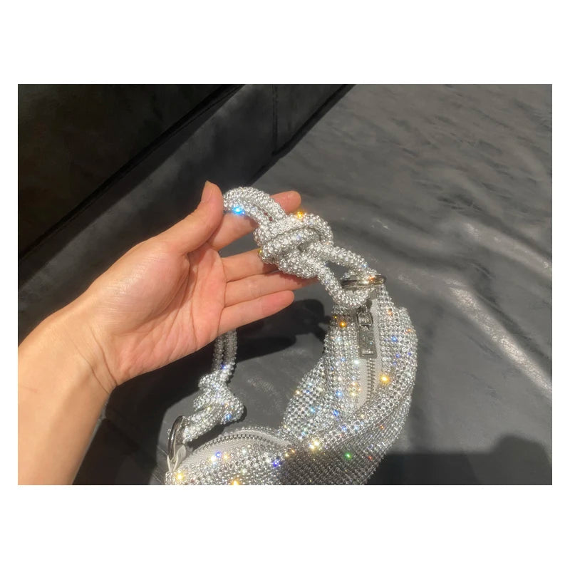 Sac à bandoulière type hobo de créateur de luxe, fait main, sac de soirée/clutch brillant avec strass, pochette en cristal, sac à main et sac hobo.