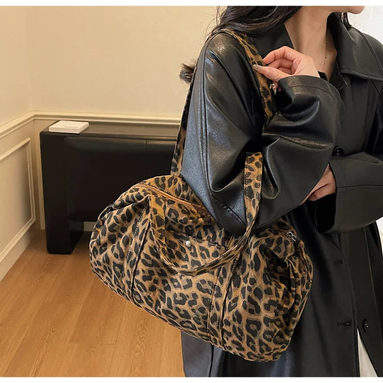 Sac cabas en toile à motif léopard tendance, grande capacité, sac à bandoulière mode avec poignées, idéal pour les trajets quotidiens, sac polyvalent avec texture et rangement.