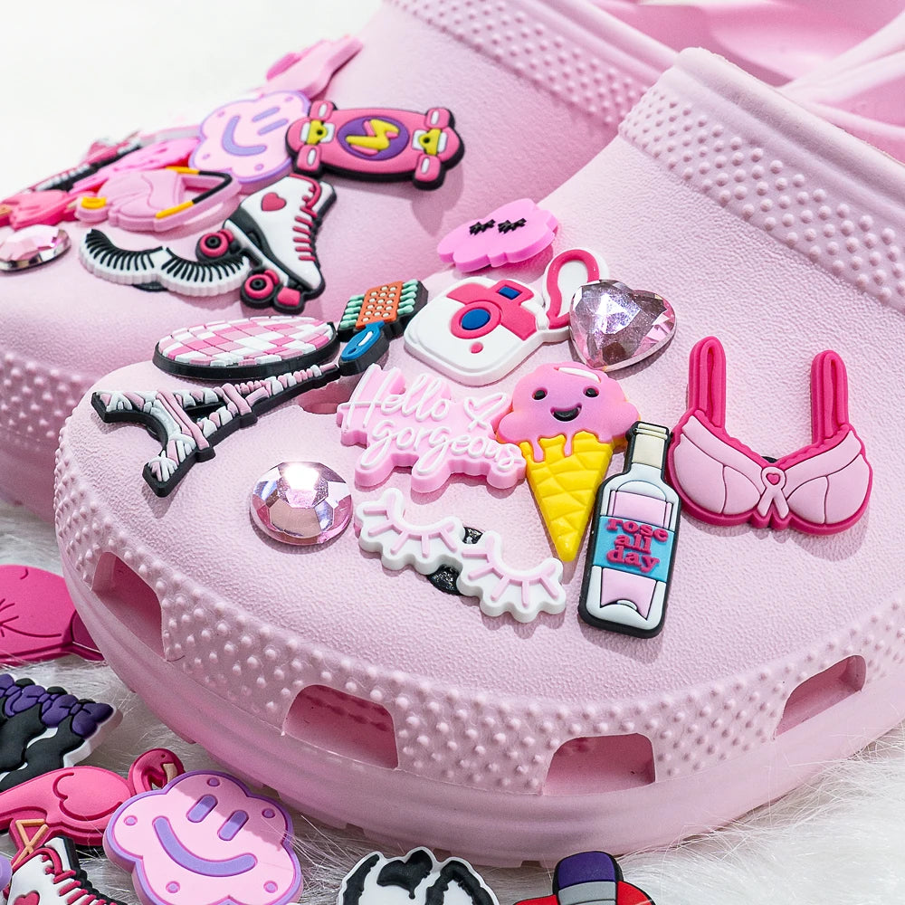 20 / 50 / 100 breloques de chaussures roses aléatoires – Décorations pour chaussures pour femmes, accessoires à clipser pour sabots, sandales et chaussures. Motifs variés, dont flamants roses et thèmes beauté/maquillage