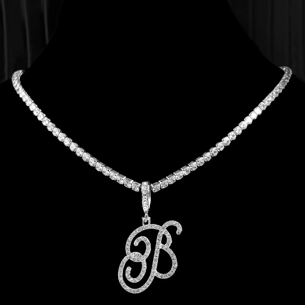 Collier avec lettre initiale en écriture cursive sertie de zircones cubiques (CZ) – Bijou style Hip-Hop couleur or ou argent, pendentif alphabet de A à Z, collier tendance et élégant.